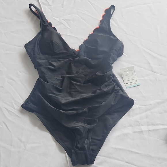 Black Scalloped Women's Swimsuit - Picture 1 of 7